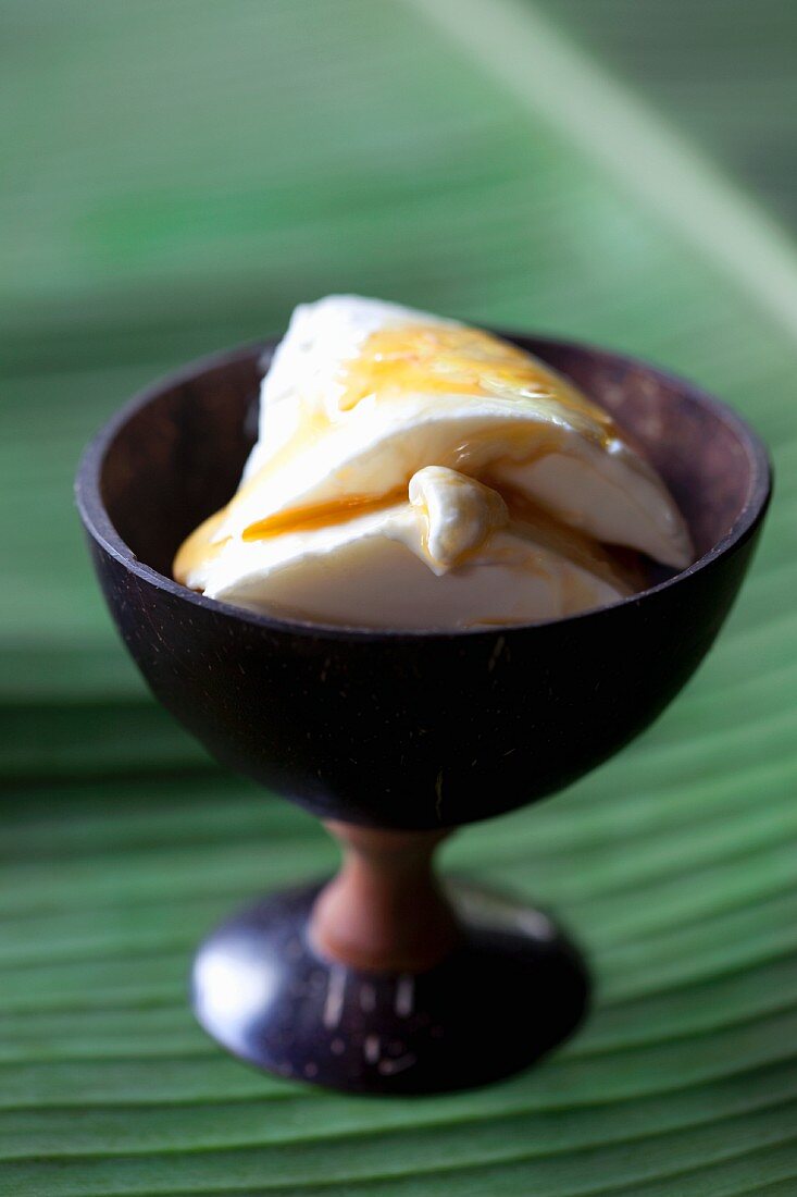 Büffeljoghurt mit Saft der Kitul-Palmblüte (Sri Lanka)