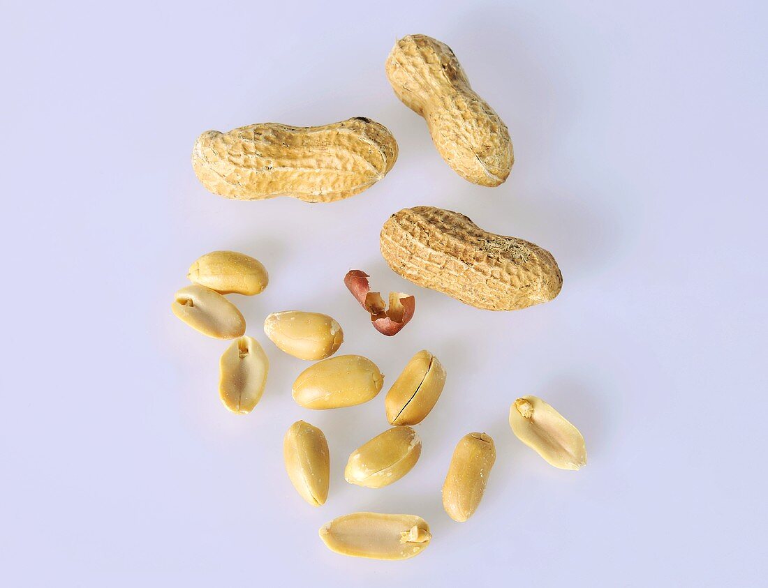 Shelled and unshelled peanuts