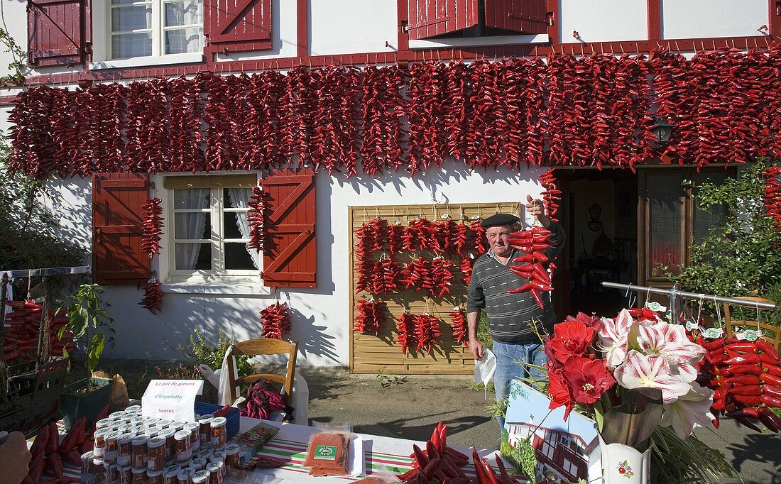 Getrocknete Chilischoten vor einem Haus in Espelette, Baskenland