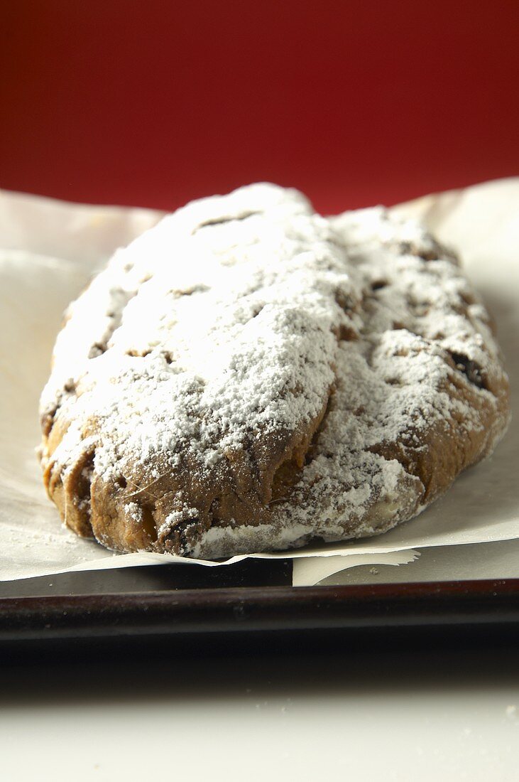 Rosinenstollen mit Puderzucker