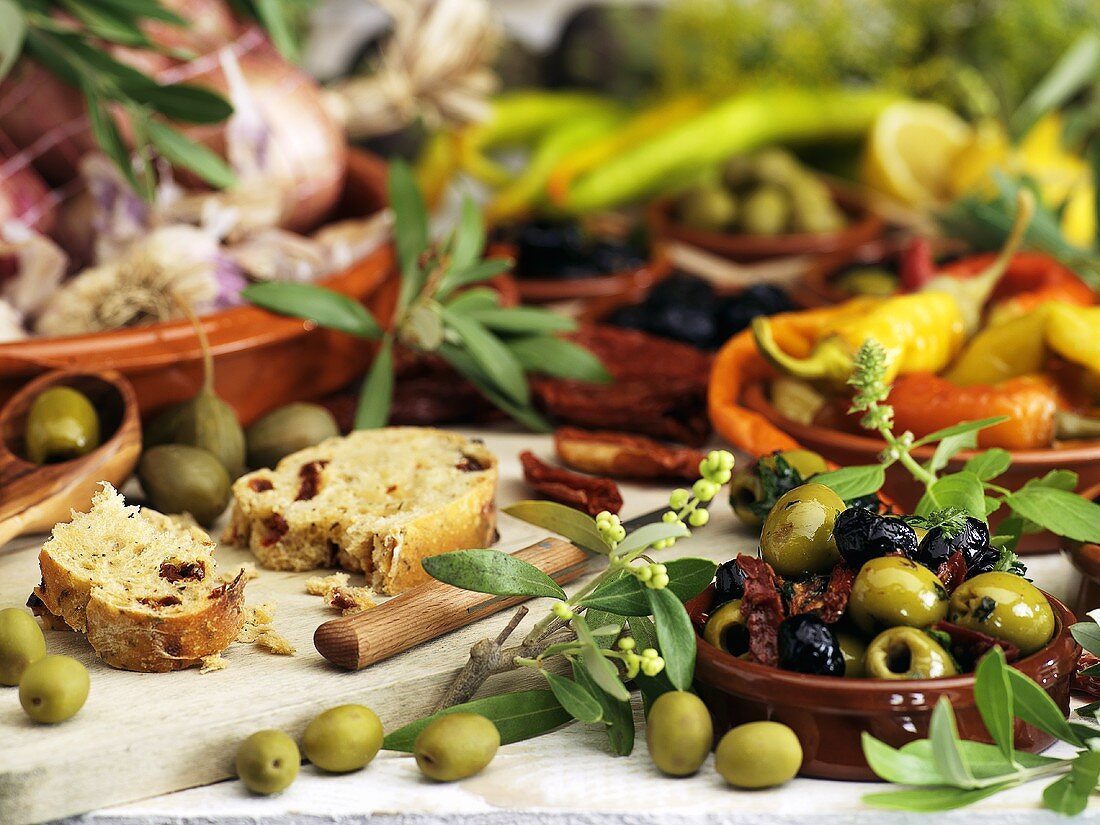 Tomatenbrot, Oliven, Peperoni, getrocknete Tomaten und Knoblauch