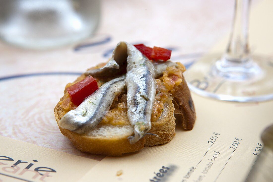 Weißbrot mit Anchovis und Paprika im Restaurant