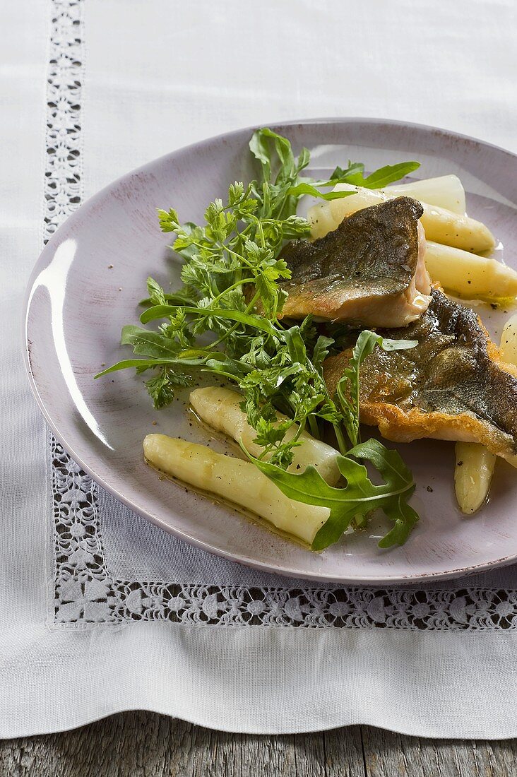 Spargelsalat mit gebratenem Fisch