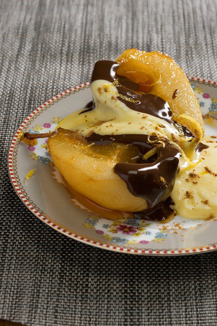 Pere al cioccolata con zabaione di Prosecco (caramelised pears)