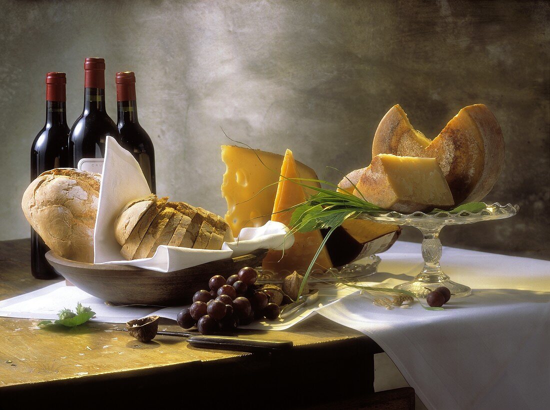 Käse; Trauben; Wein & Brot