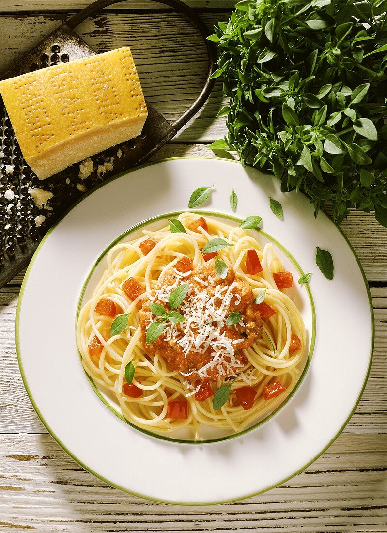 Spaghetti mit roher Tomatensauce