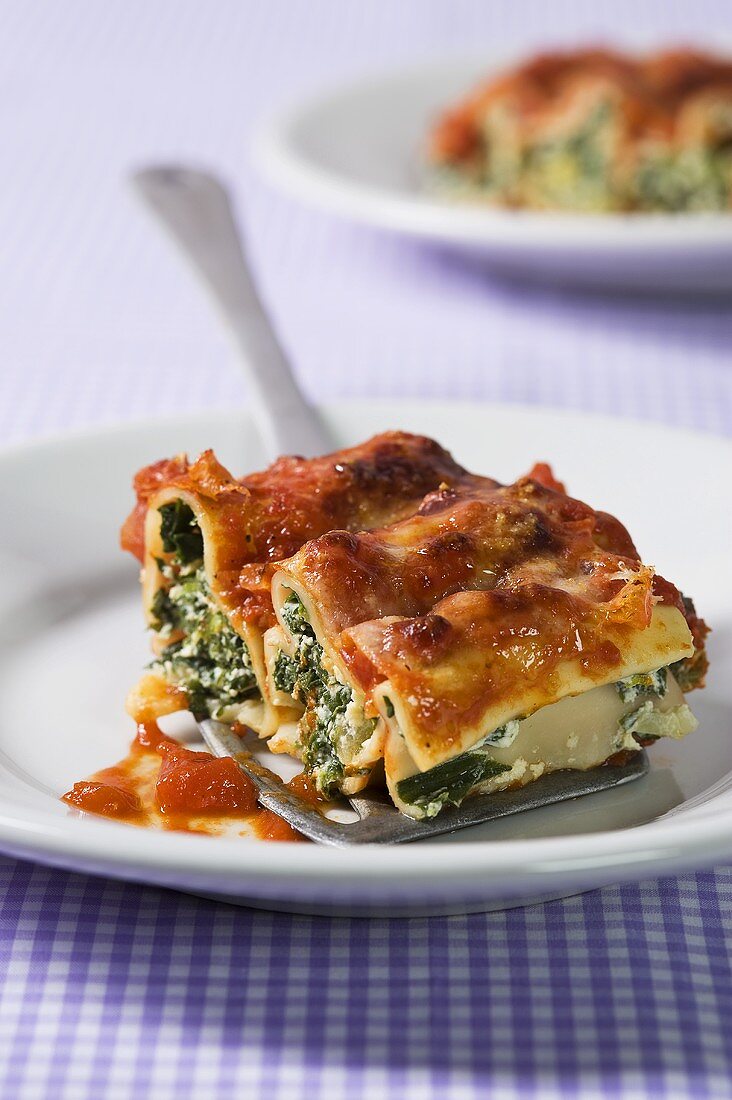 Cannelloni ripieni (cannelloni filled with spinach and ricotta)