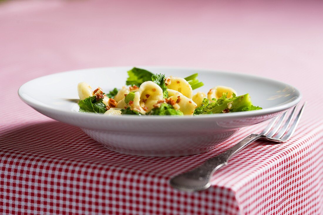 Orecchiette con le cime di rapa (Nudeln mit Stängelkohl)