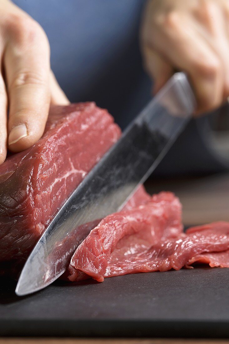 Fleisch für Rinder-Carpaccio in Scheiben schneiden