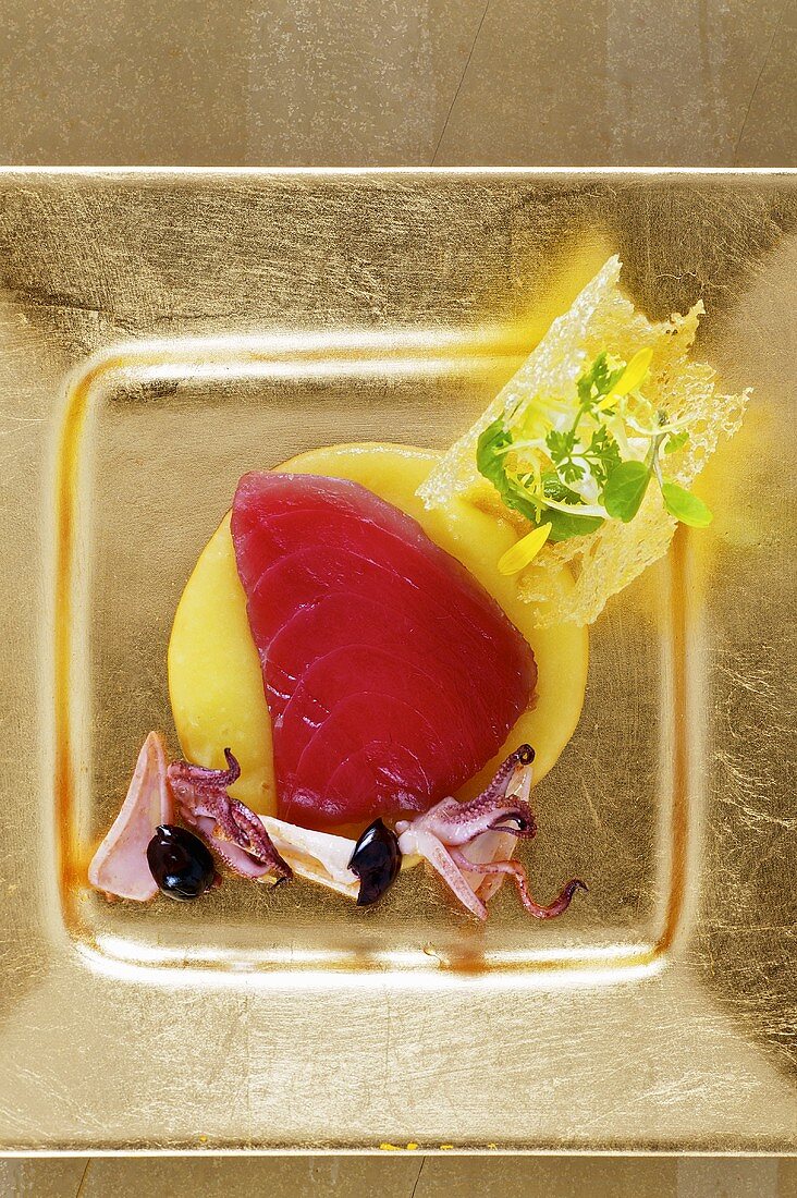 Marinierter Thunfisch mit Olivencreme und Tintenfisch