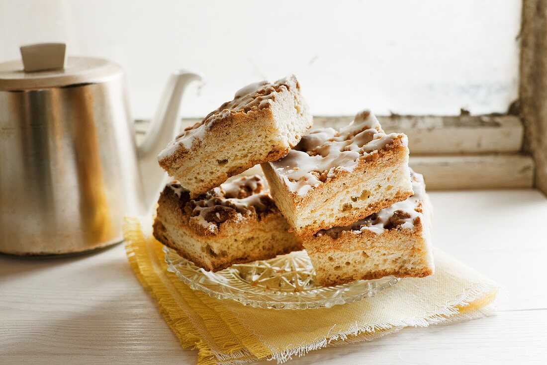 Prasselkuchen auf Glasteller am Fenster