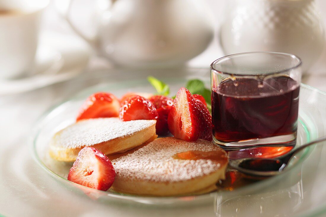 Pancakes mit Ahornsirup und Erdbeeren