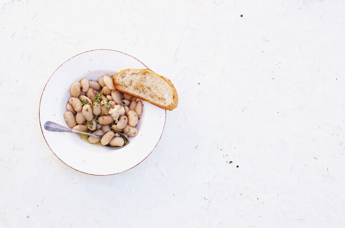 White bead salad with toasted bread