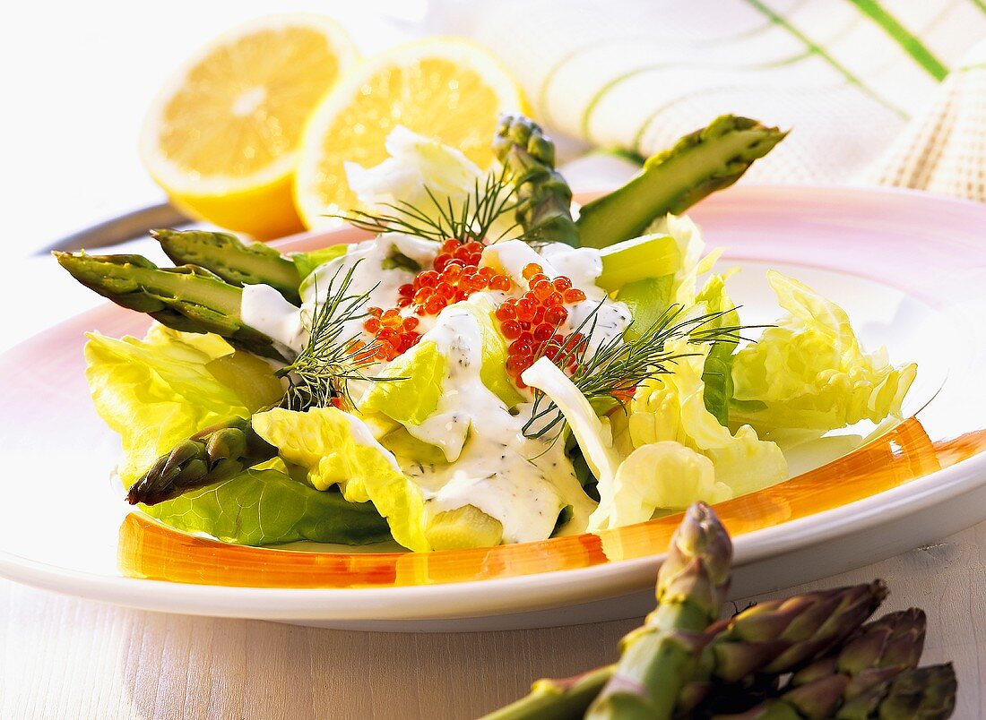 Salat von grünem Spargel mit Kaviarschmand