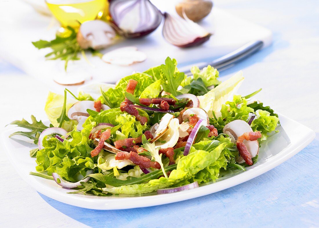 Gemischter Blattsalat mit Bacon, Champignons und Zwiebeln