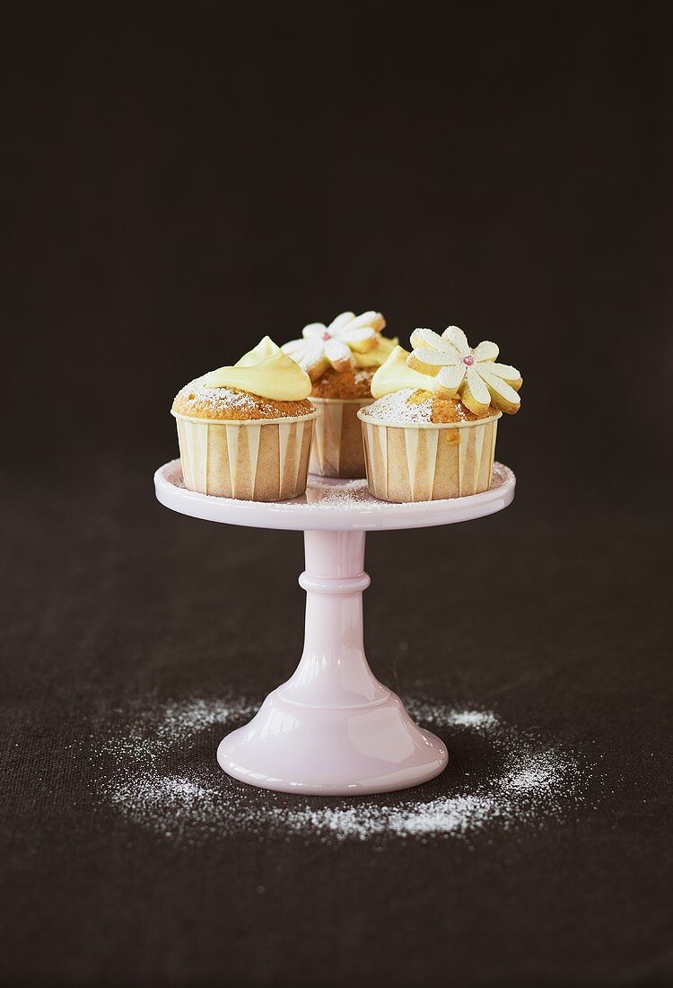 Cupcakes mit Teigblumen und Creme