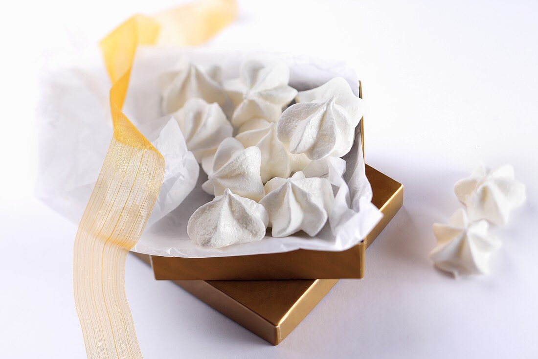 Meringue biscuits as a gift