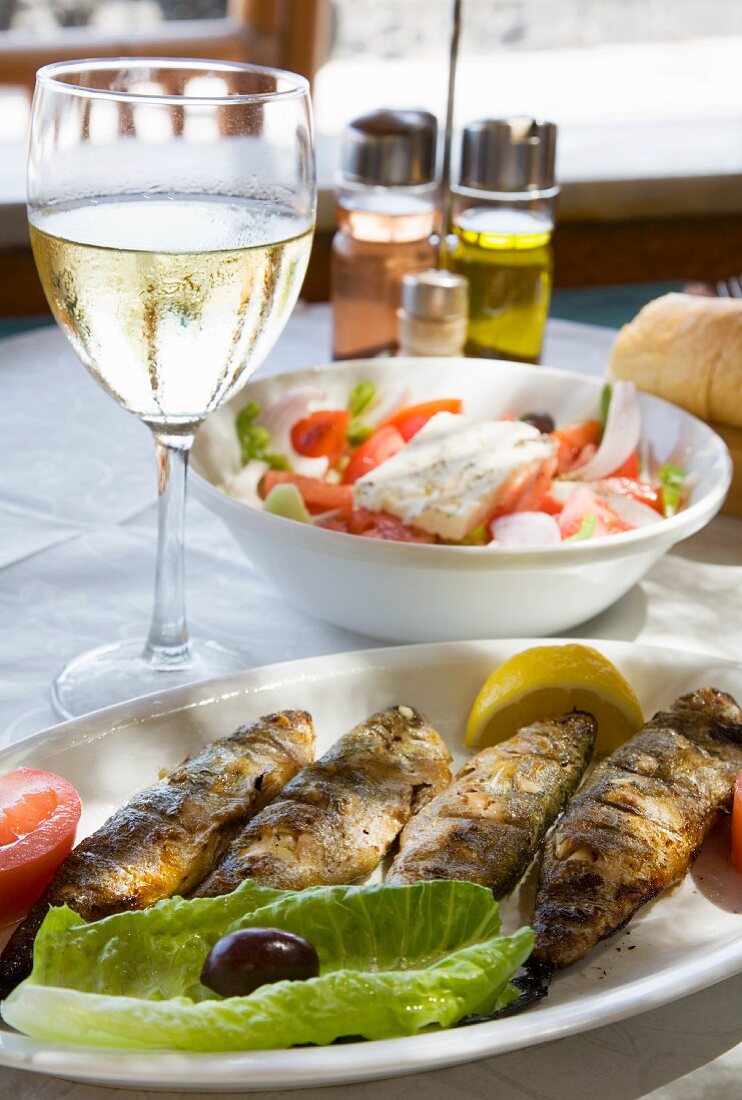 Gegrillte Fische (Boccacio) und Bauernsalat (Griechenland)