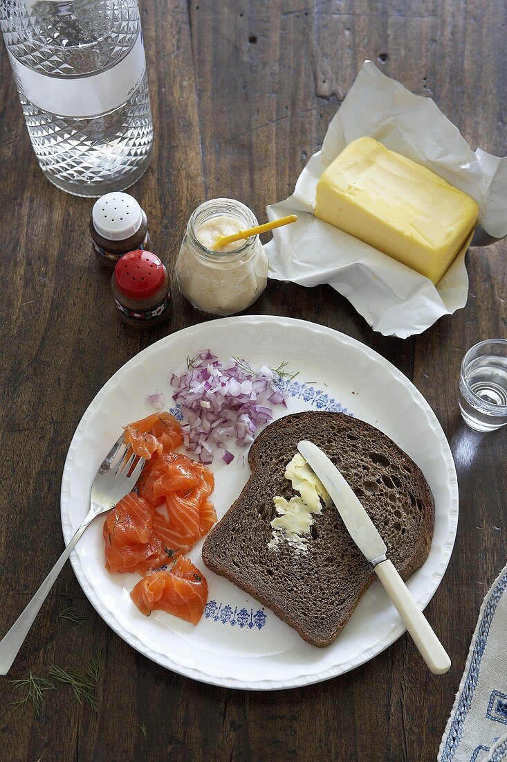 Roggenbrot mit Butter und Graved Lachs