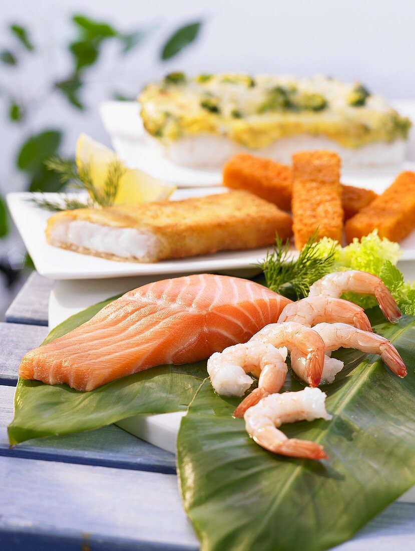 Lachsfilet, Garnelen und Fischstäbchen