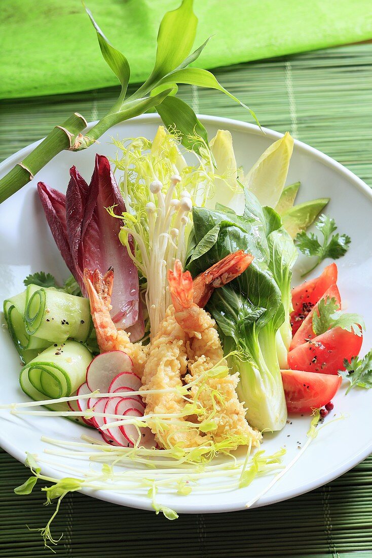 Salat mit panierten frittierten Shrimps