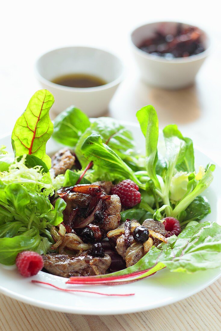 Mixed leaf salad with liver and berries