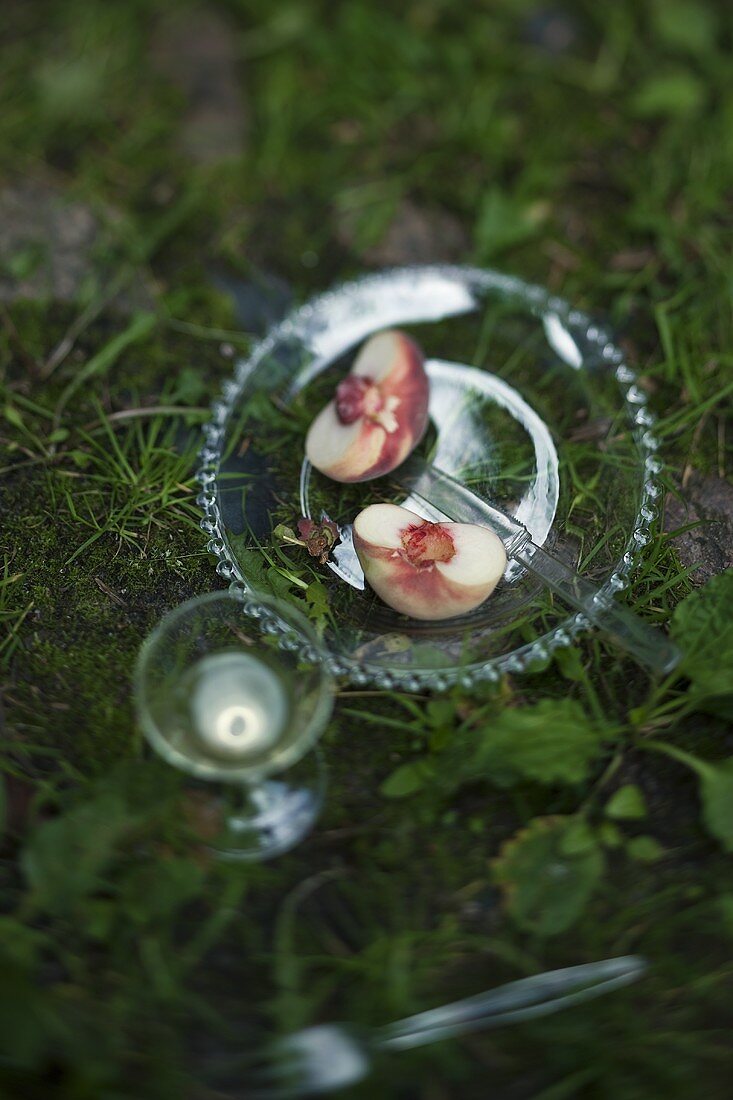 Frische Pfirsiche in Glasschale auf der Wiese