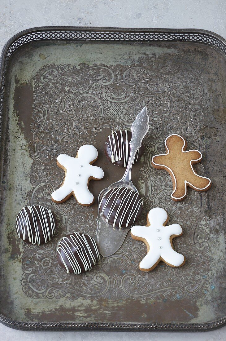 Gingerbread cookies and Elisen-Lebkuchen on a board