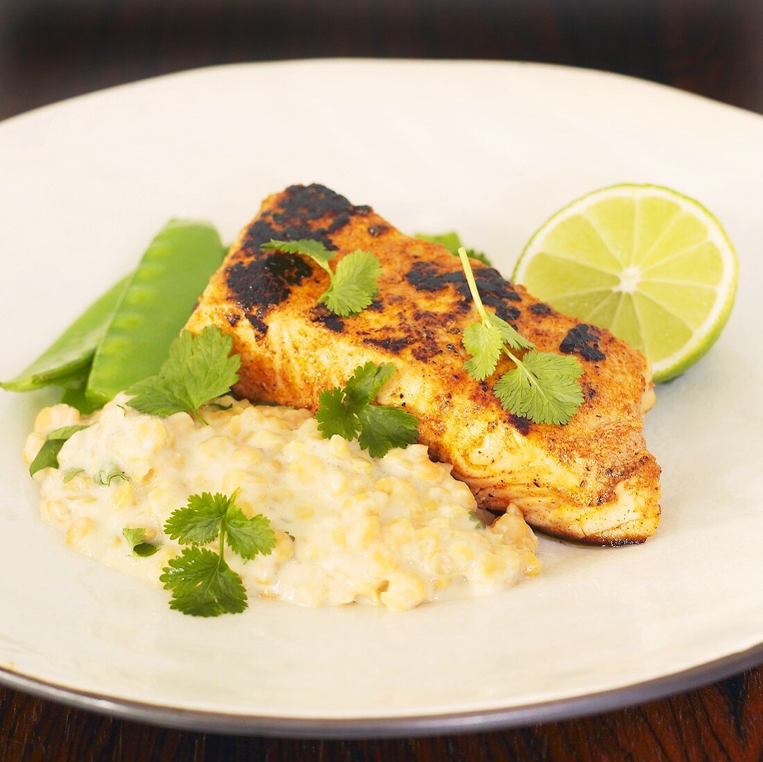 Tandoori-Lachs mit Kokoslinsen, Zuckerschoten, Koriandergrün