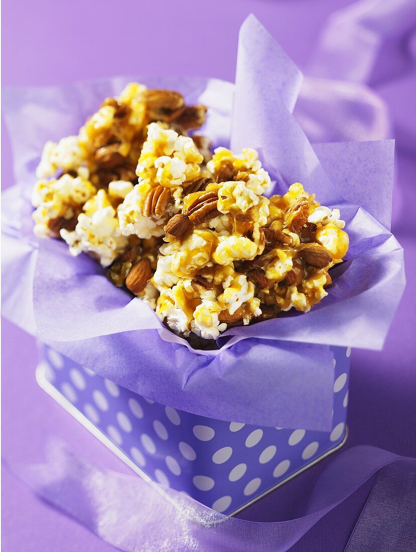 Popcorn und Haselnüsse in einer Geschenkbox