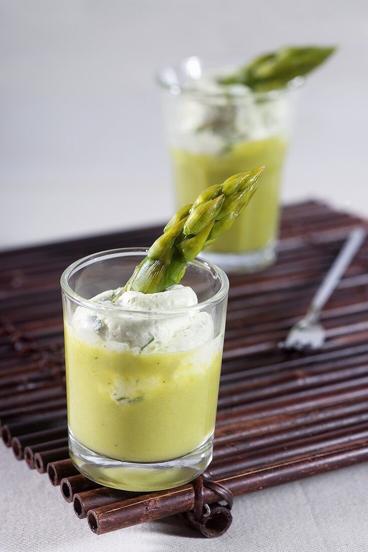 Asparagus soup with cream cheese and asparagus tips