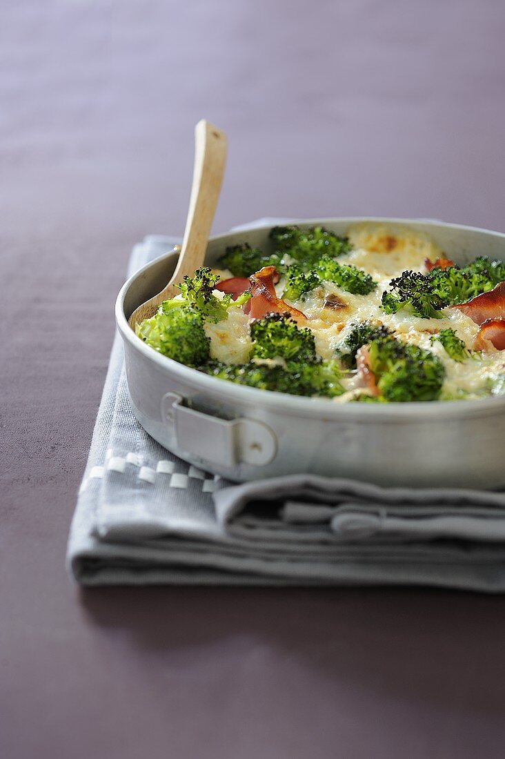 Broccoli au gratin with bacon and bran