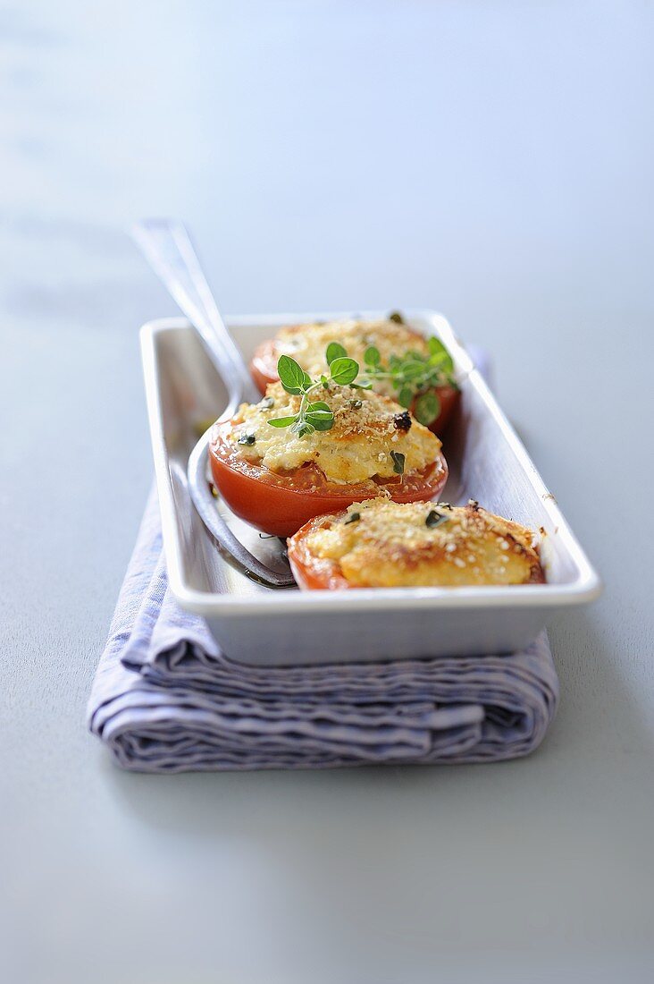 Tomatoes au gratin filled with chicken and bran