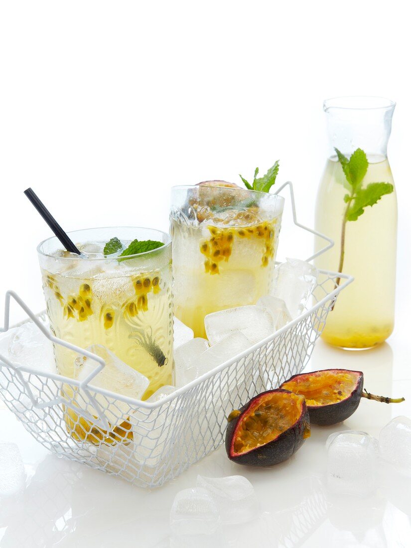 Kalter Apfel-Maracuja-Tee mit Eiswürfel und Minze