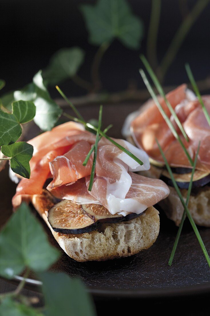 Crostini fichi e prosciutto (Röstbrote mit Feigen & Schinken)