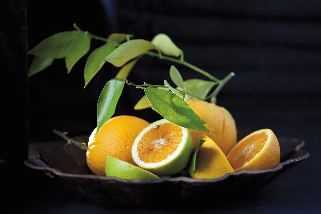 Verschiedene Orangen in einer Schale