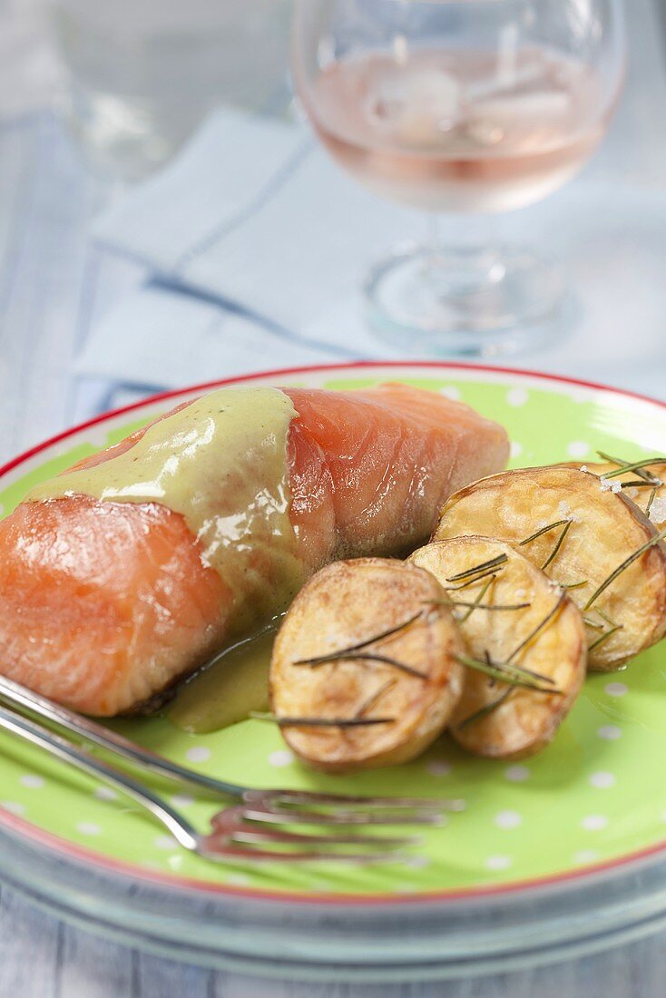 Salmon with green tea sauce and fried potatoes