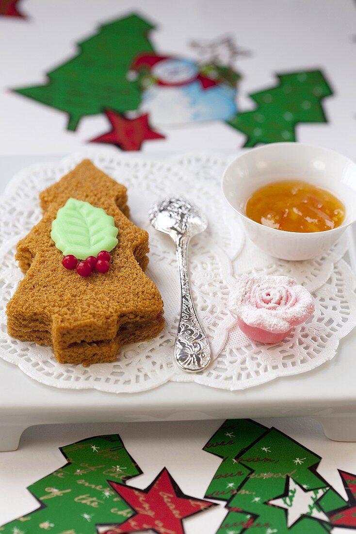 Christmas-tree shaped spiced cake