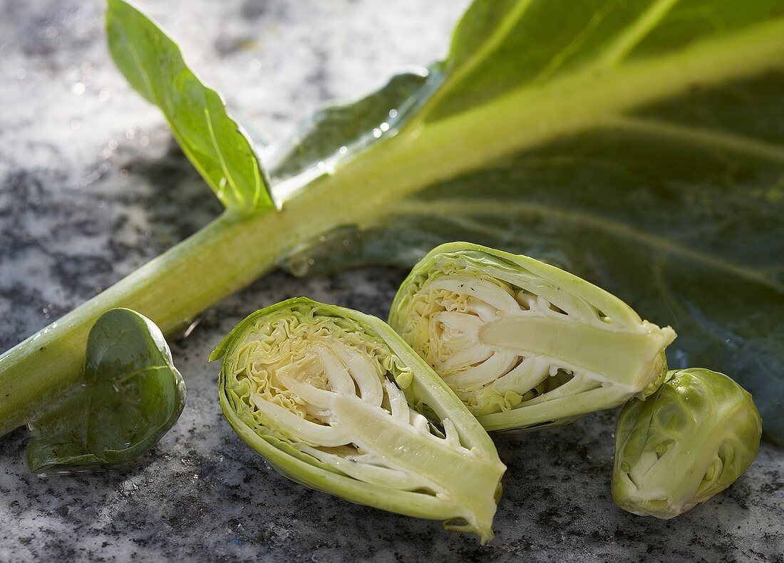 Rosenkohl, ganz und halbiert