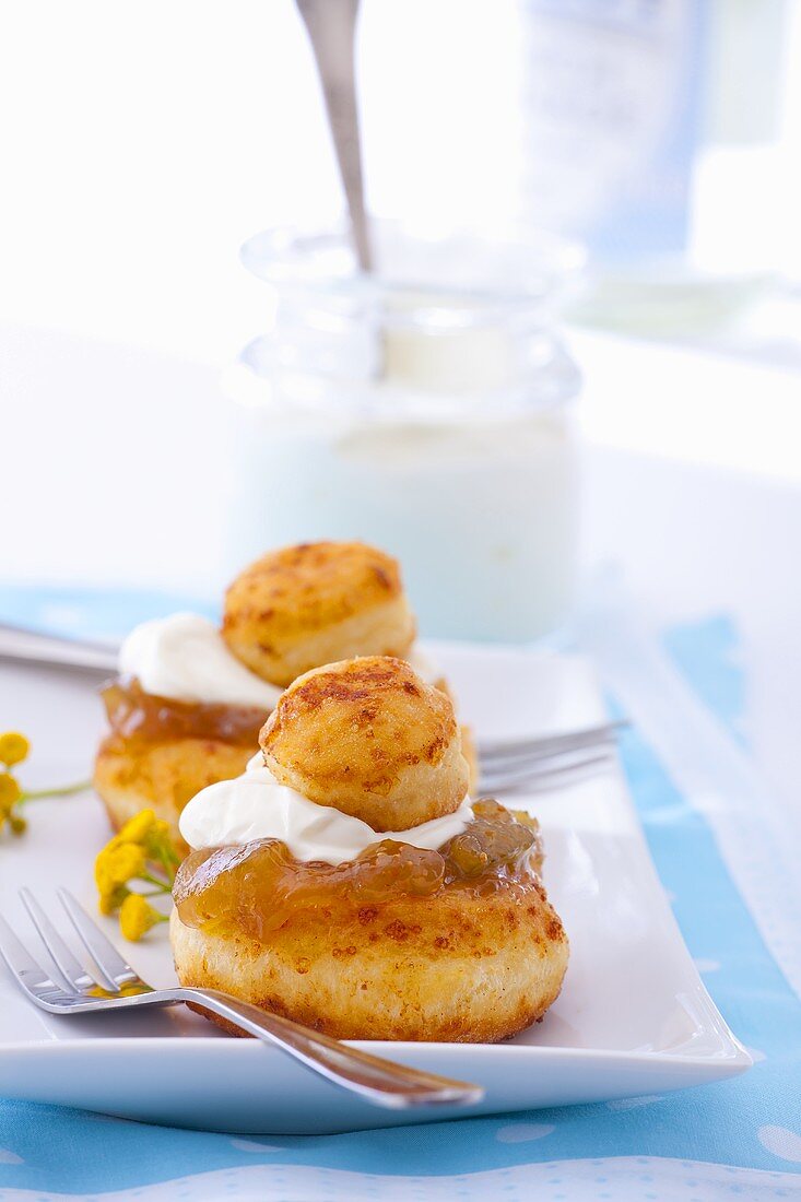 Papanasi (Krapfen aus Rumänien) mit Feigenmarmelade