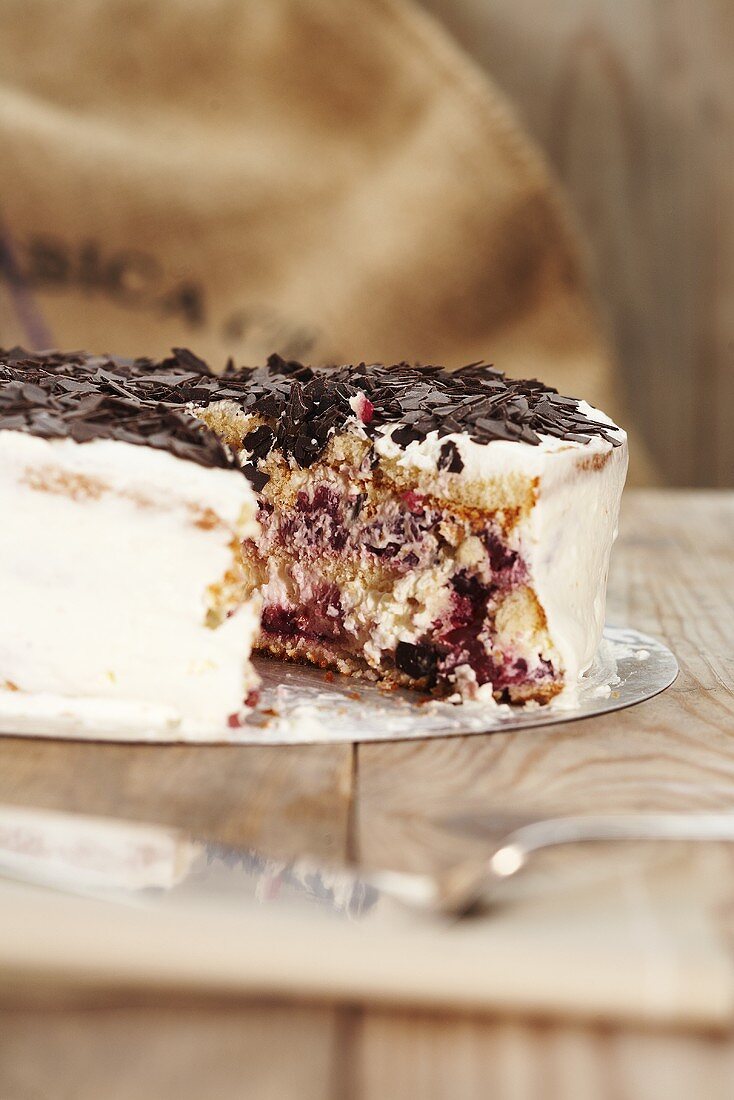 Cream cake with redcurrants