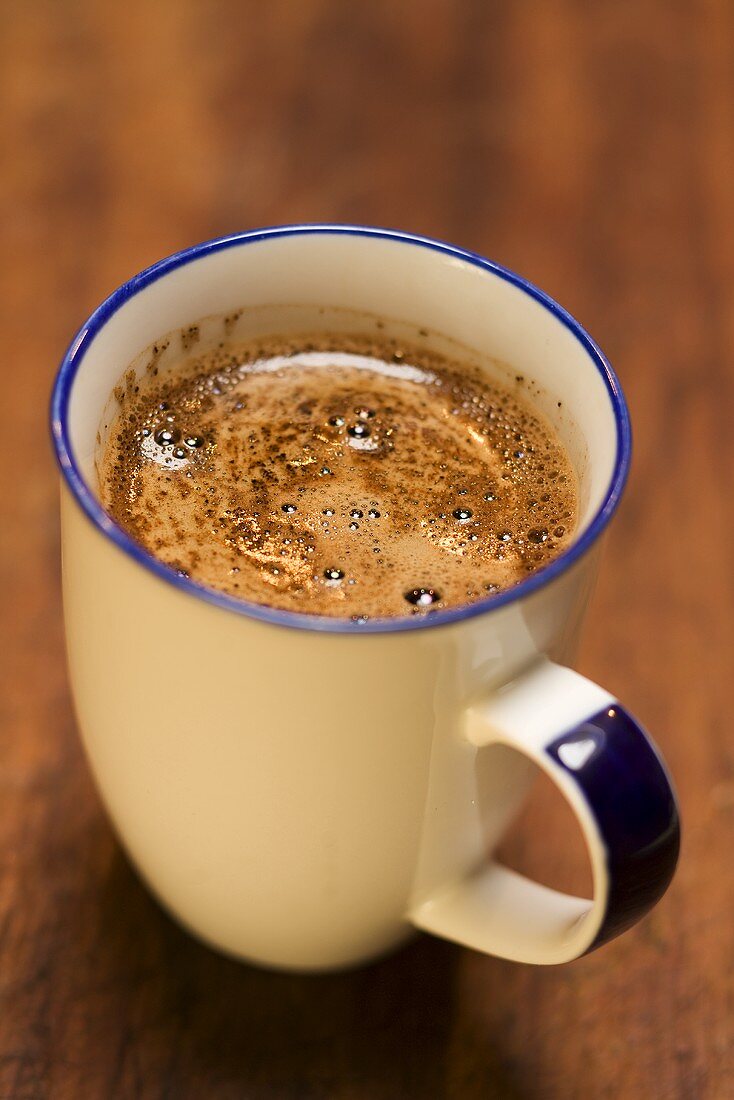 Eine Kaffeebecher mit frisch gebrühtem Kaffee