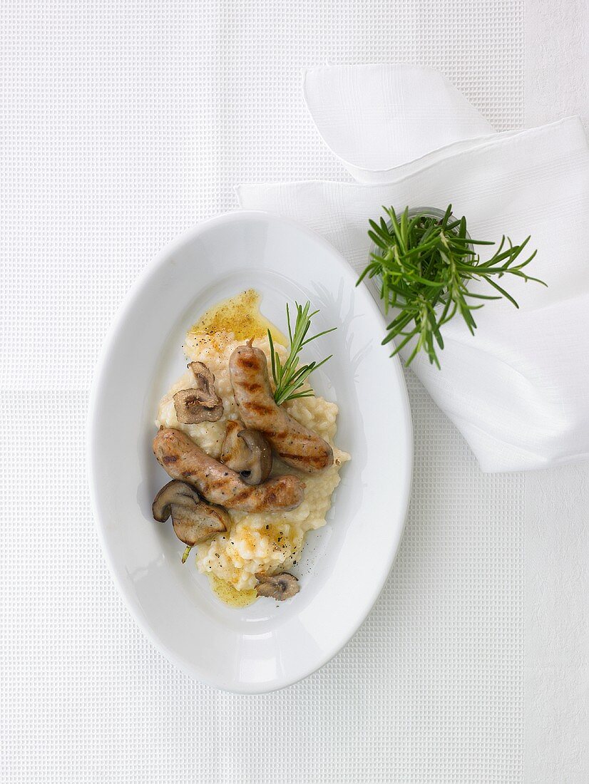 Salsiccia mit Steinpilzen und Risotto