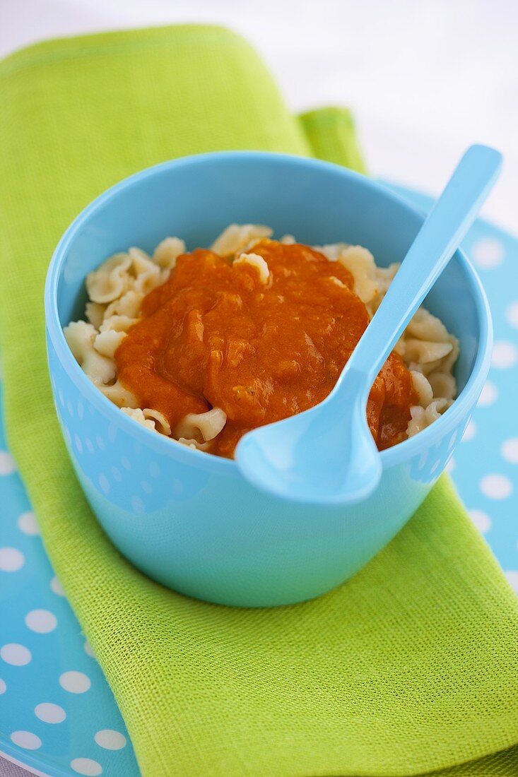 Small noodles with tomato sauce