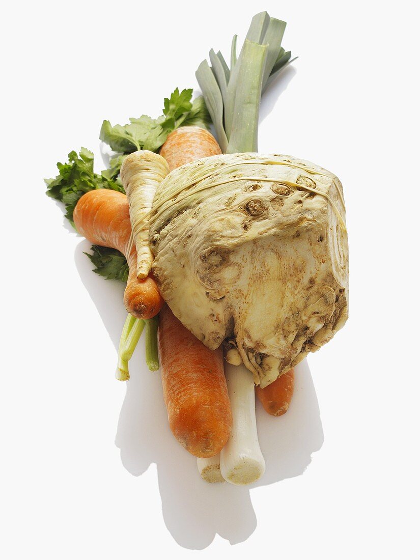 Ein Bund Suppengemüse (Knollensellerie, Karotten, Petersilienwurzel und Lauch)