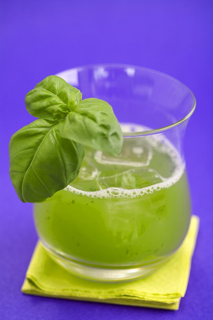 Gin Basil Smash (Gin-Baslikum-Drink)