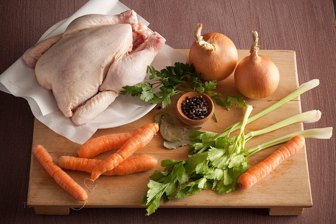 Zutaten für Hühnersuppe oder Hühnerbrühe