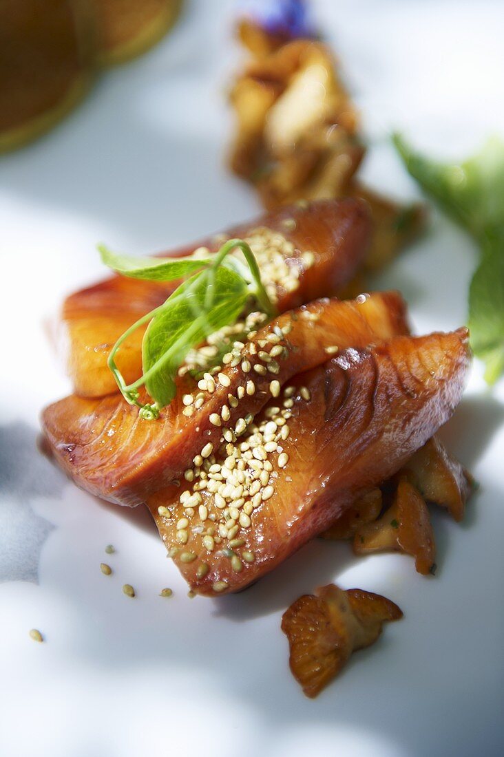 Smoked salmon with sesame seeds and chanterelles