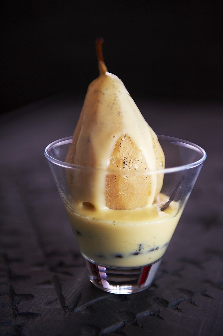 Poached pears with vanilla sauce