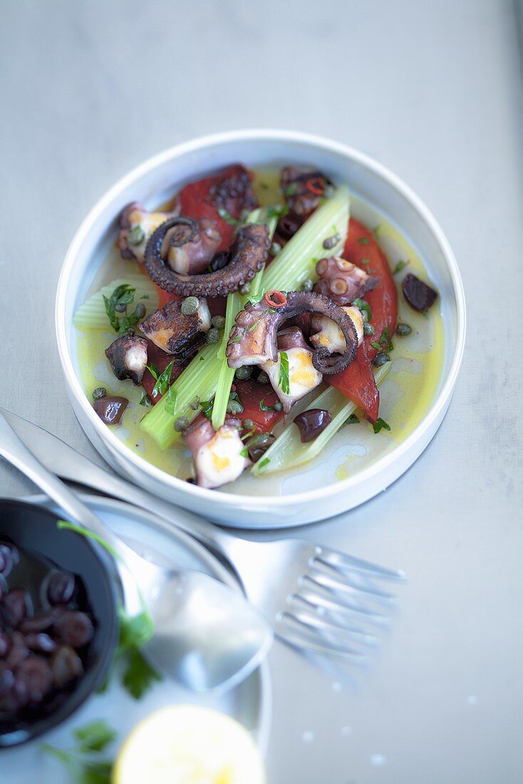 Pulpo-Salat mit Ofenpaprika und Staudensellerie